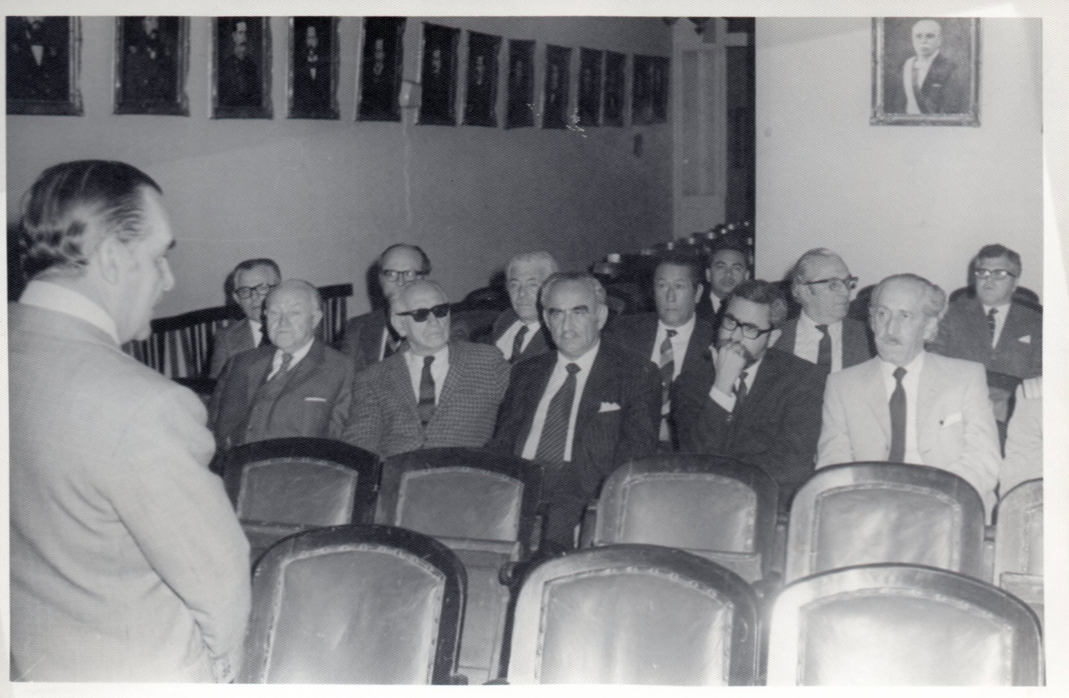 Presentación y entrega de la Historia Marítima del Perú, t.I, v.1 a los historiadores, científicos, oficiales de Marina y otros que colaboraron en su preparación. Octubre de 1972