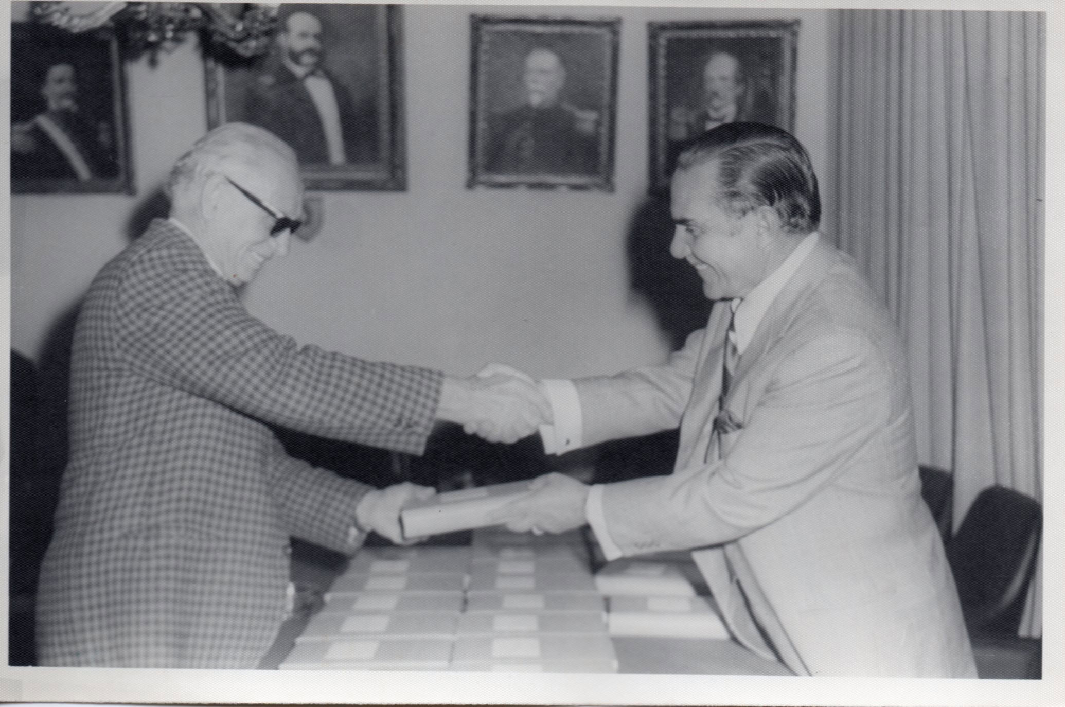 Presentación y entrega de la Historia Marítima del Perú, t.I, v.1 a los historiadores, científicos, oficiales de Marina y otros que colaboraron en su preparación. Octubre de 1972