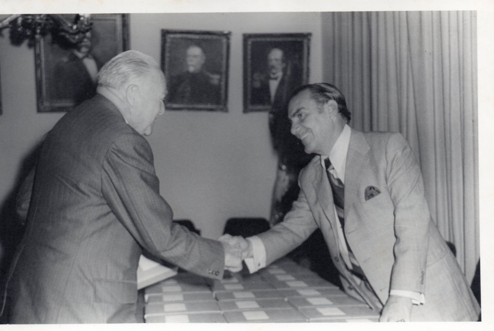Presentación y entrega de la Historia Marítima del Perú, t.I, v.1 a los historiadores, científicos, oficiales de Marina y otros que colaboraron en su preparación. Octubre de 1972