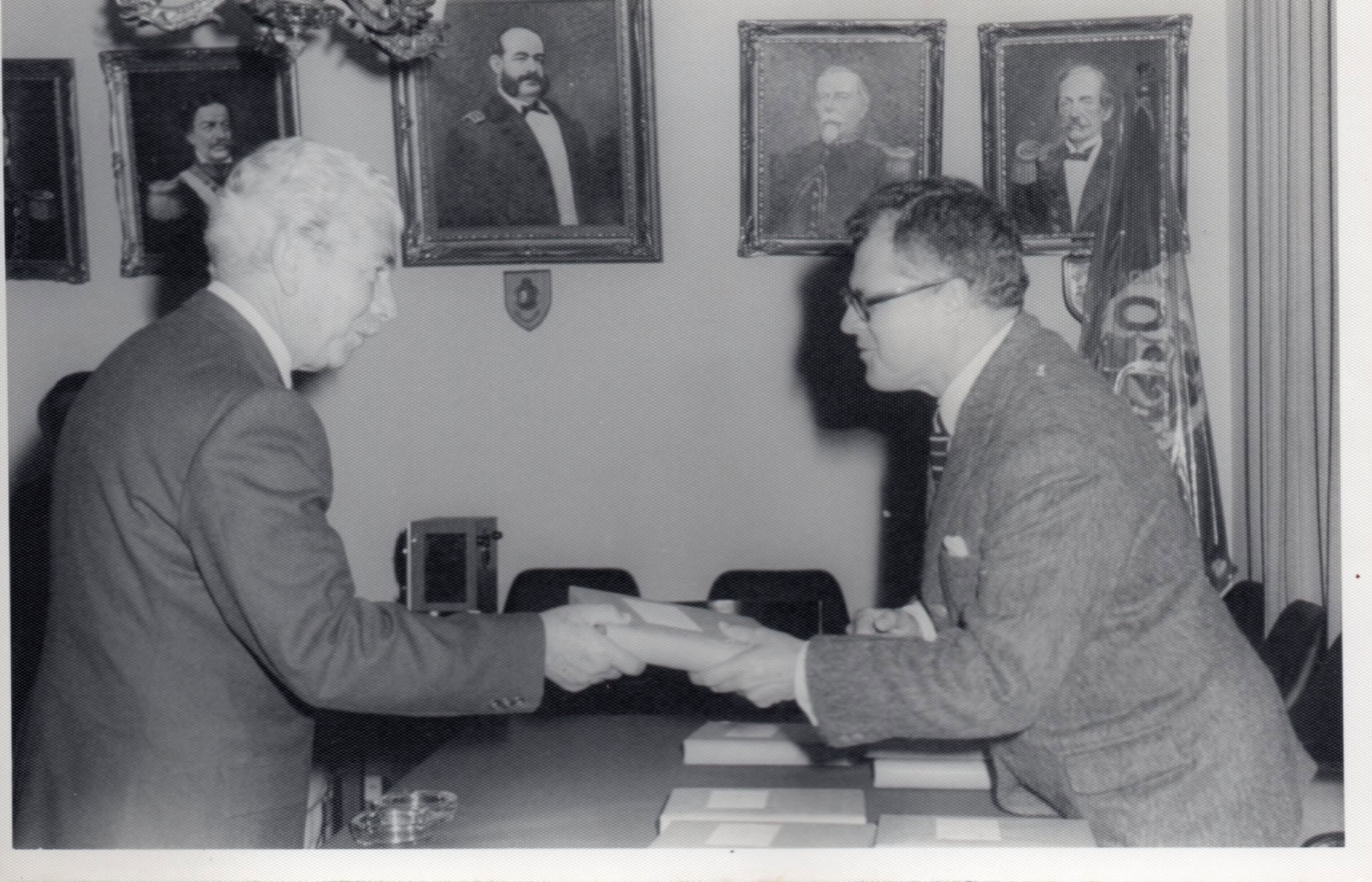 Presentación y entrega de la Historia Marítima del Perú, t.I, v.1 a los historiadores, científicos, oficiales de Marina y otros que colaboraron en su preparación. Octubre de 1972