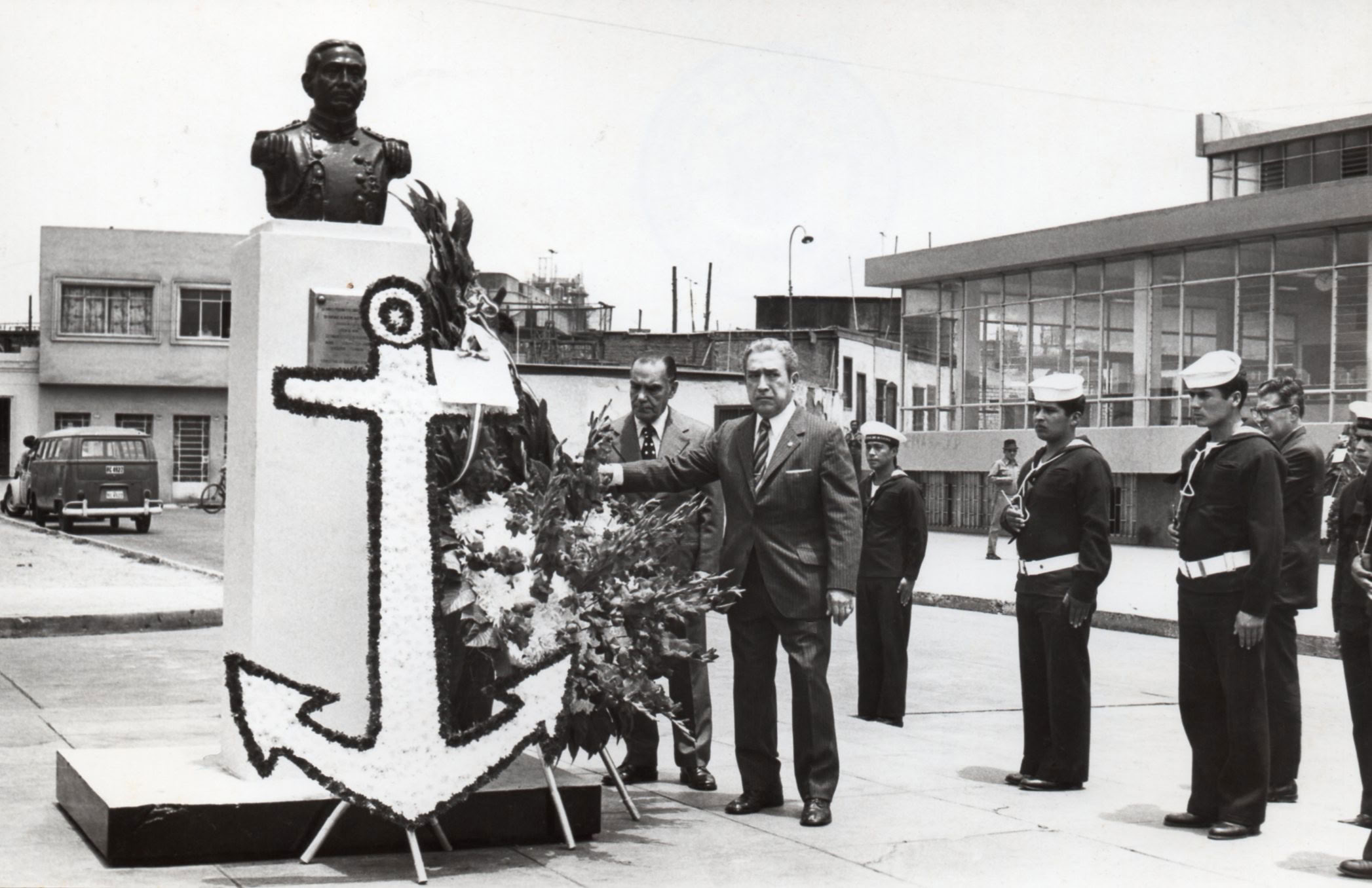 Homenaje por el centenario de su nacimiento al C. de N. Germán Stiglich, ante el busto en la avenida Dos de Mayo del Callao, 21 octubre 1977