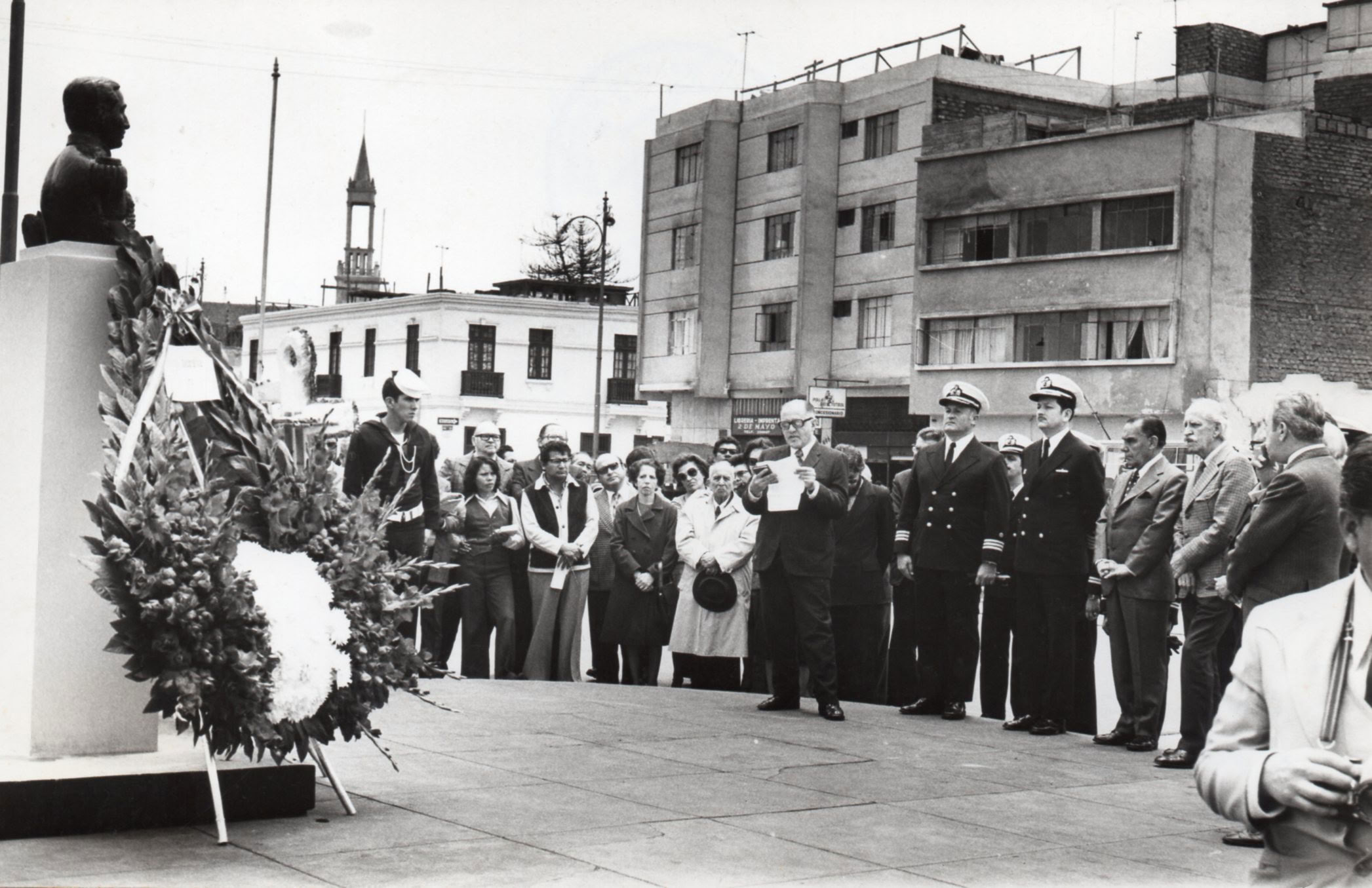 Homenaje por el centenario de su nacimiento al C. de N. Germán Stiglich, ante el busto en la avenida Dos de Mayo del Callao, 21 octubre 1977
