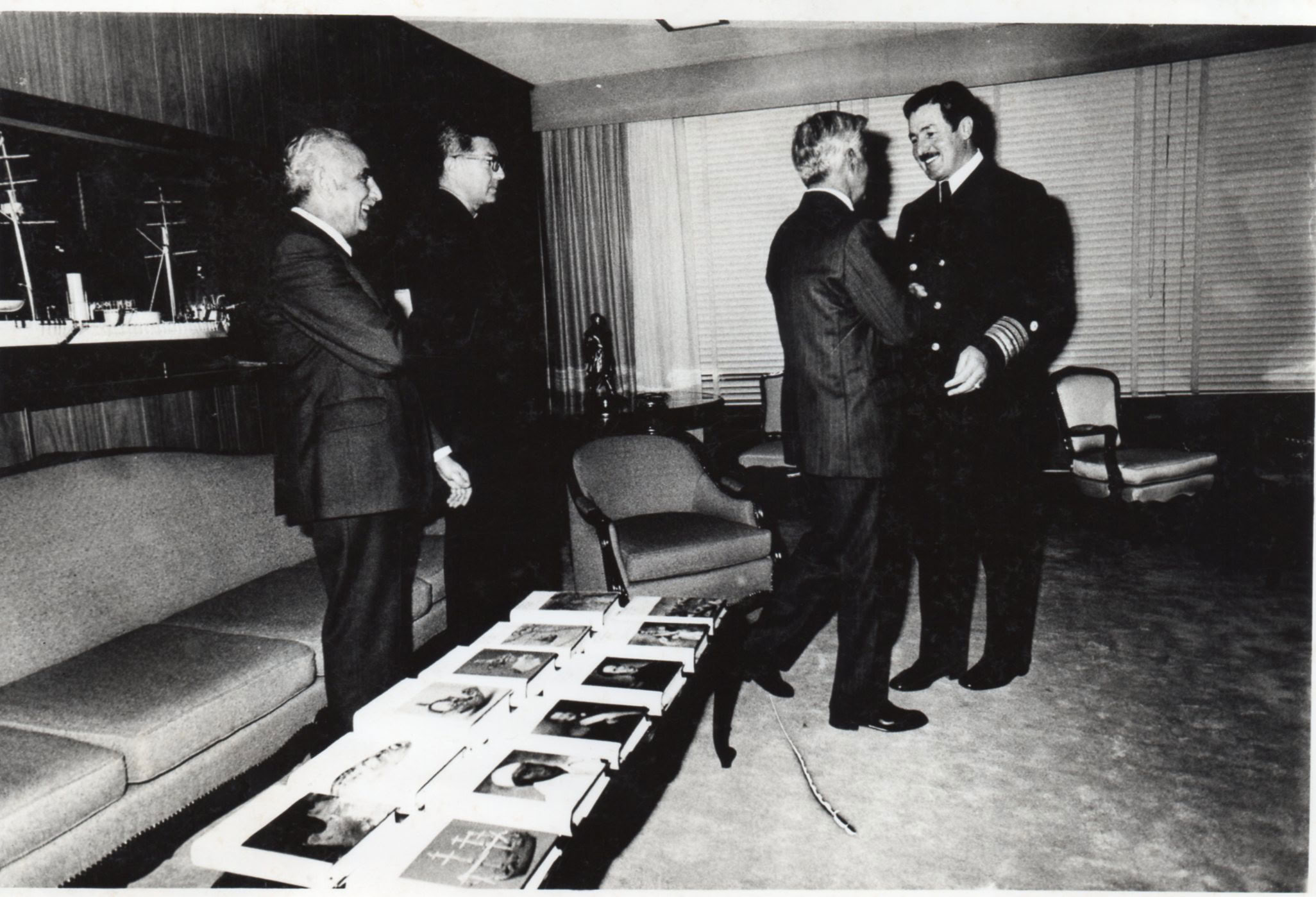 Presentación de la colección de la Historia Marítima del Perú al Ministro de Marina vicealmirante Jorge Parodi Galliani por Miembros del Instituto y la Junta Directiva, 1977
