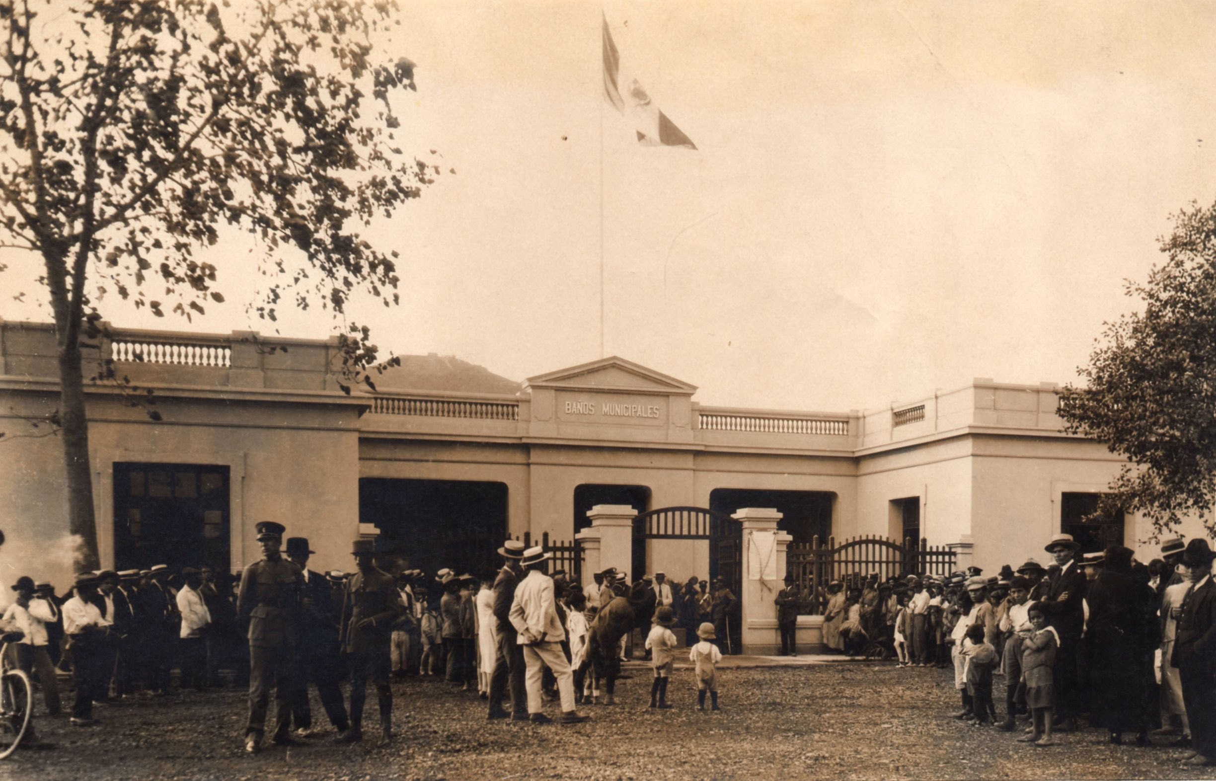 Inauguración de la piscina de Maravillas de los Barrios altos, c. 1925
