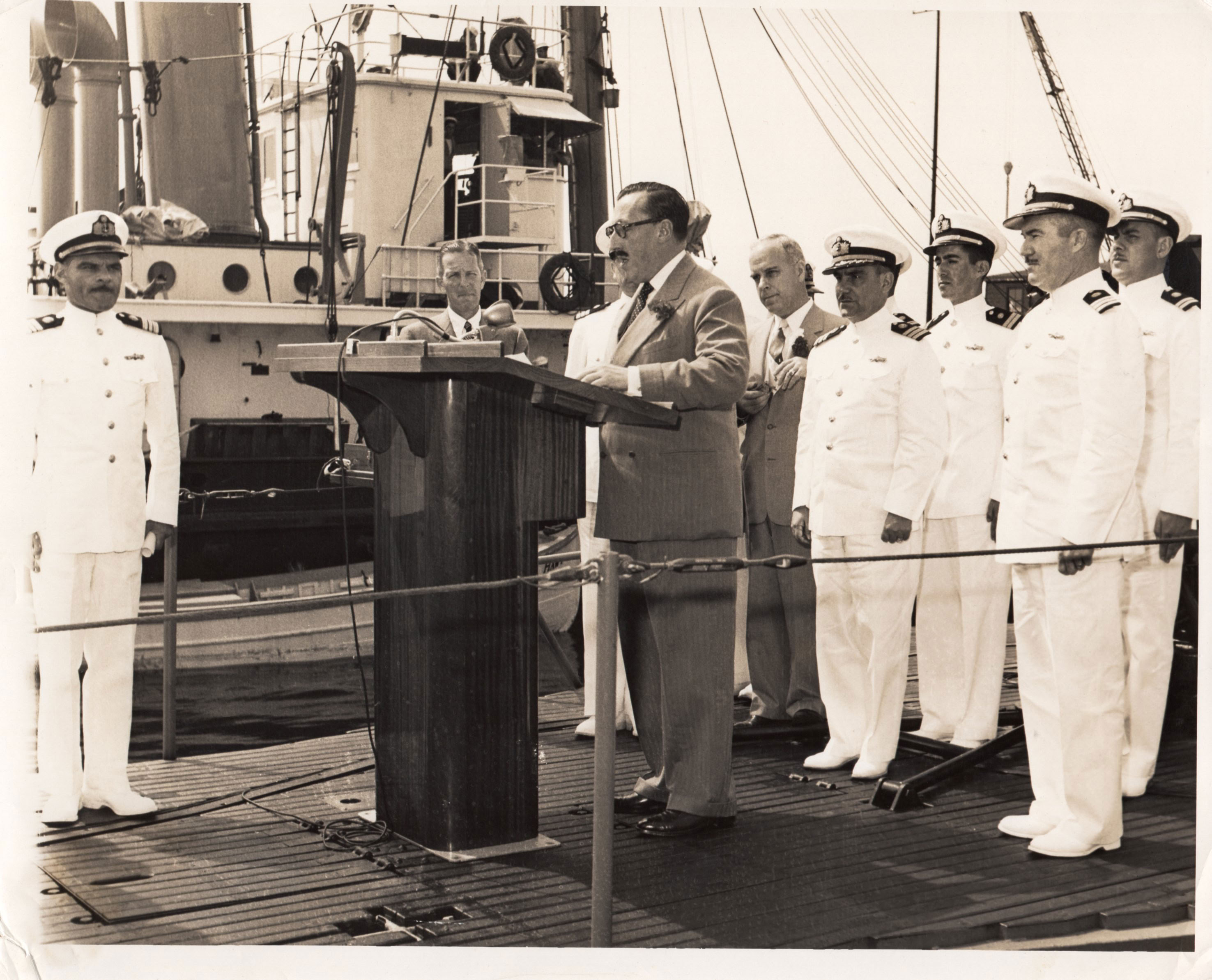 El embajador de Perú en EE.UU. Fernando Berckemeyer acepta formalmente el submarino Lobo en nombre de su gobierno, en los astilleros de la Electric Boat Co. 14 junio 1954