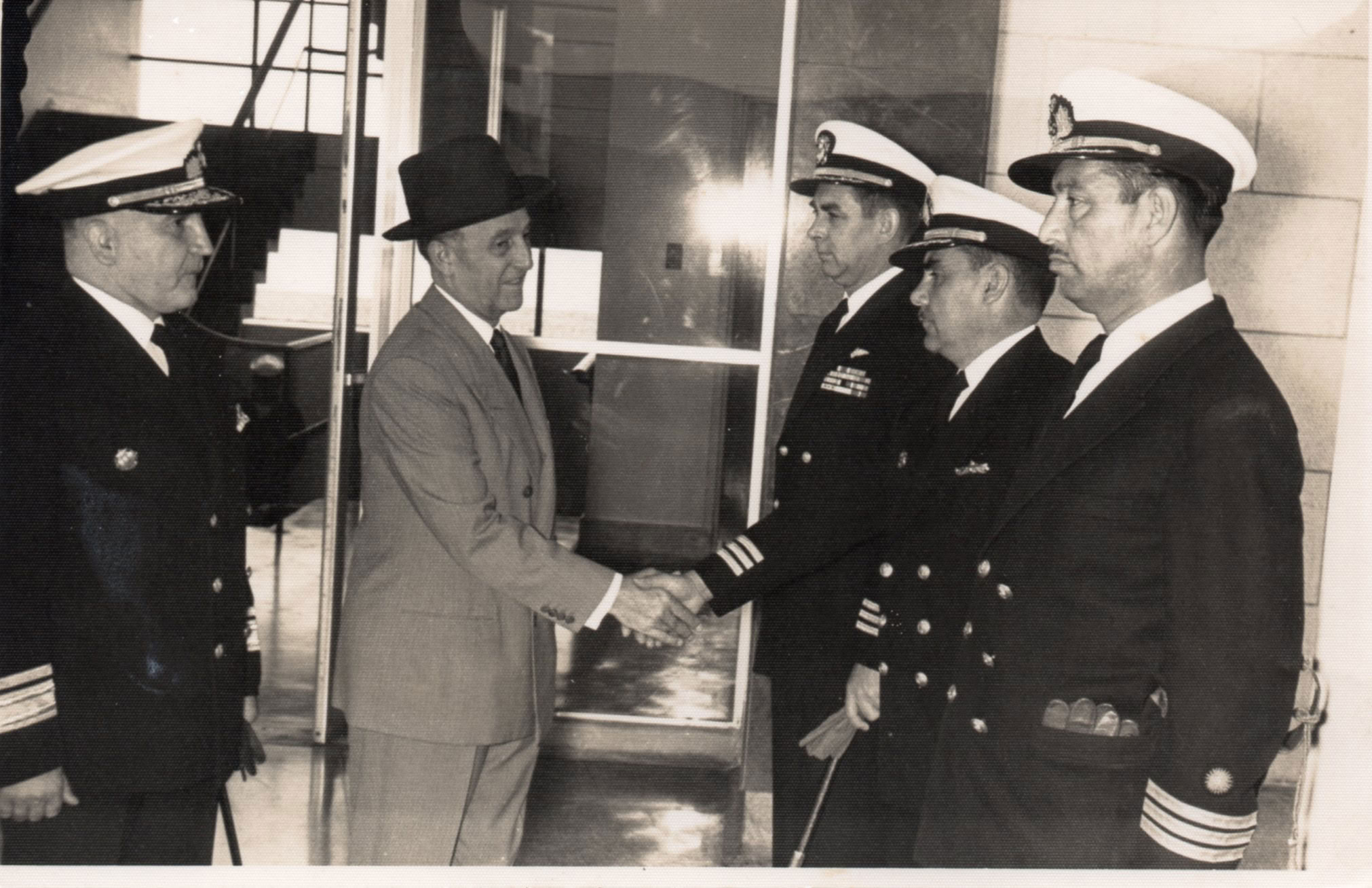 El Presidente de la República Manuel Prado Ugarteche acompañado del Ministro de Marina contralmirante Alfredo Sousa Almandoz, 1956
