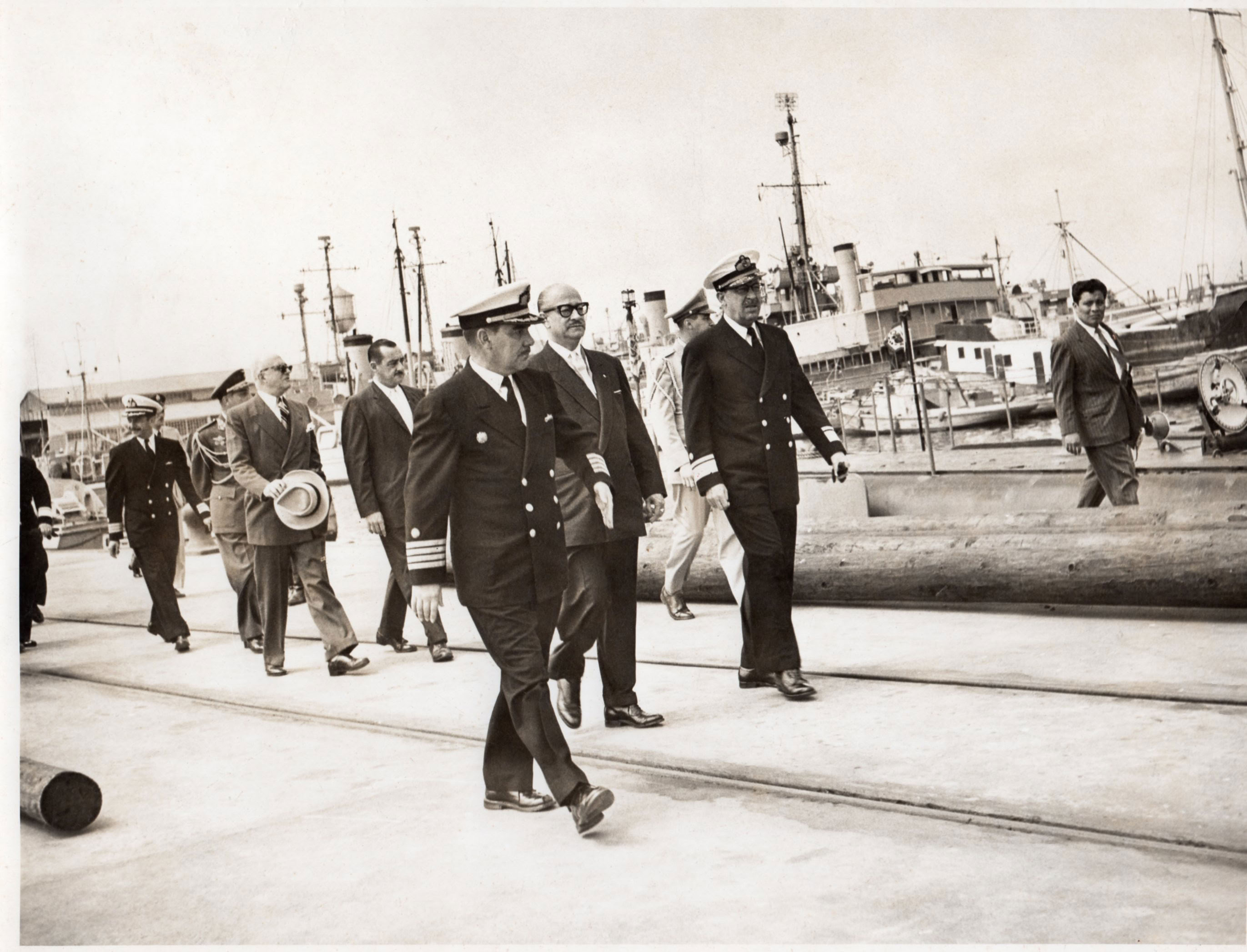 Visita del Presidente de Honduras José Ramón Villeda Morales a las instalaciones de la Base Naval del Callao, 1957