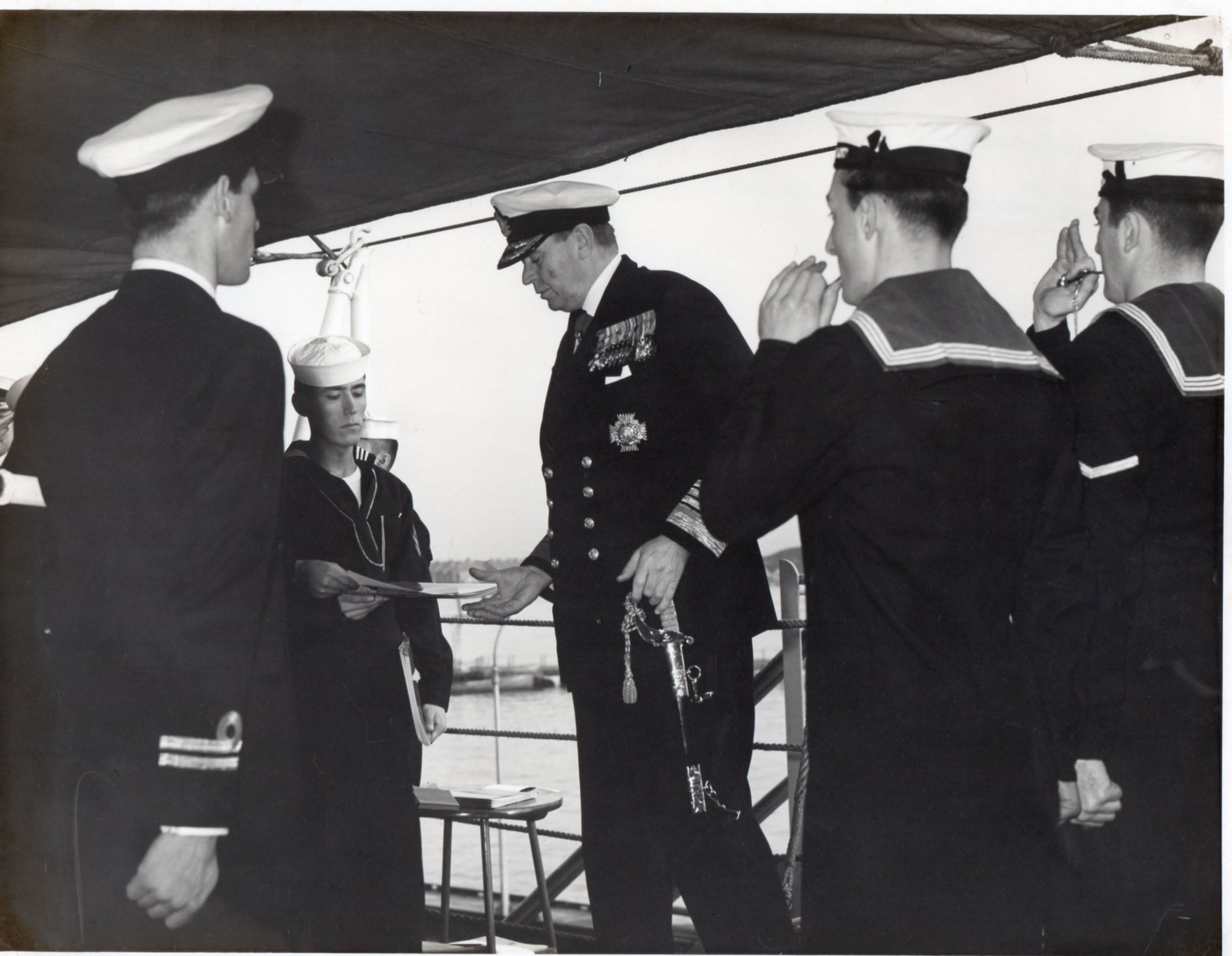 Ceremonia de comisionamiento del nuevo buque insignia de la escuadra peruana, BAP Almirante Grau, ex HMS Newfoundland, Base Naval de Portsmouth, Inglaterra, 30 de diciembre de 1959 
