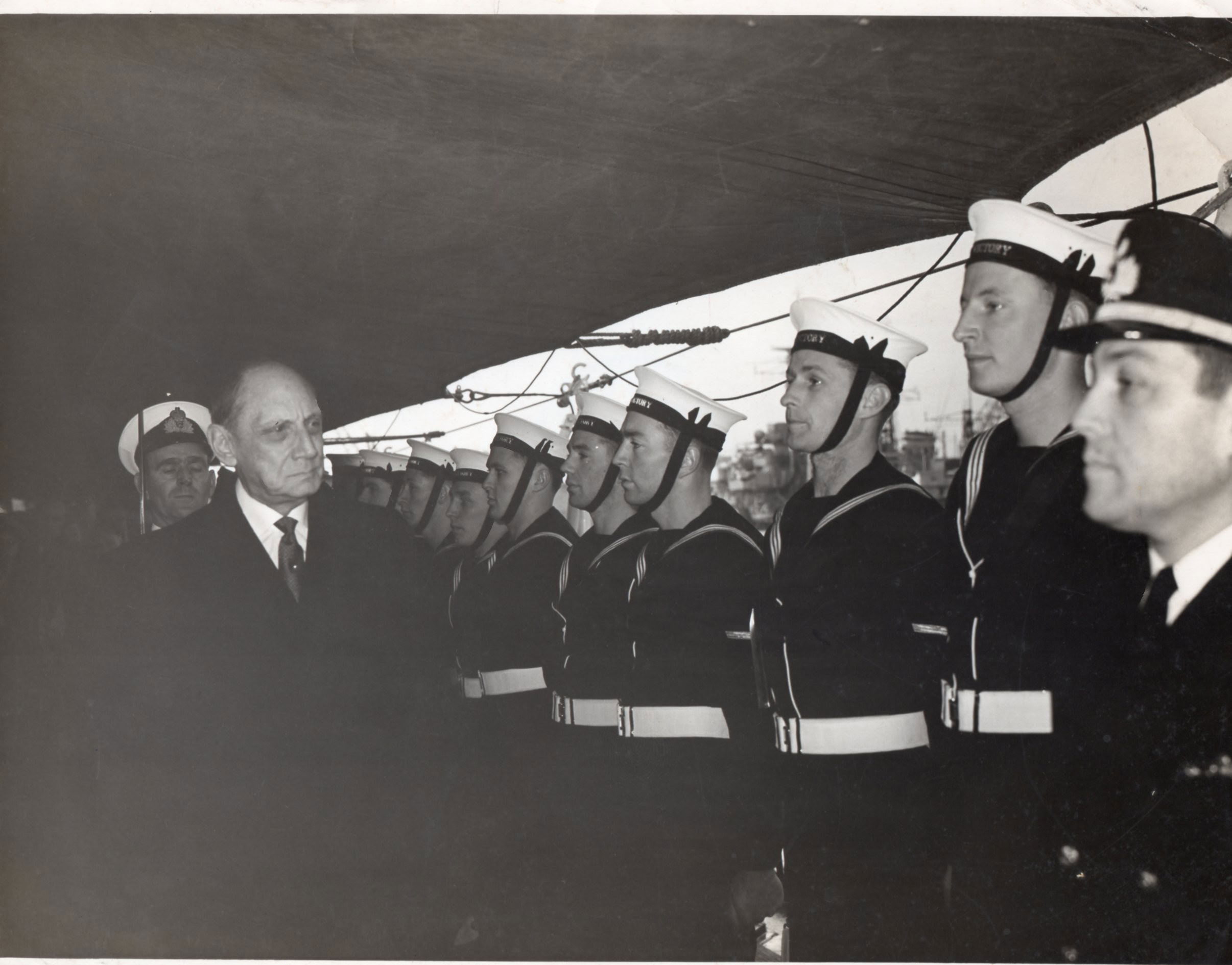 Ceremonia de comisionamiento del nuevo buque insignia de la escuadra peruana, BAP Almirante Grau, ex HMS Newfoundland, Base Naval de Portsmouth, Inglaterra, 30 de diciembre de 1959 