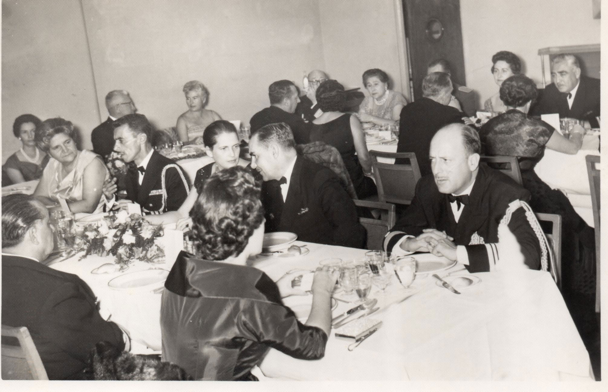 Contralmirante Federico Salmón en almuerzo de camaradería con damas y oficiales de la Armada, c. 1960