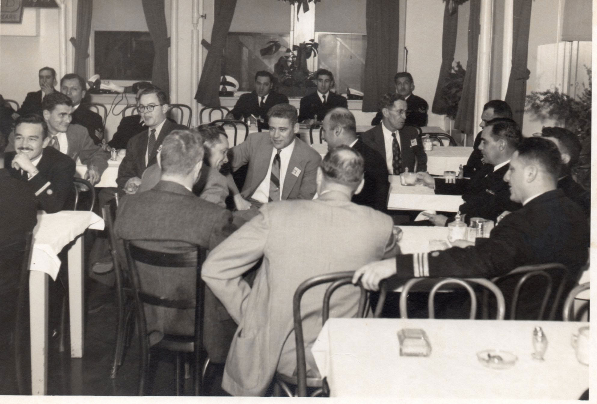 Capitán de Fragata Federico Salmón compartiendo almuerzo con oficiales de la Armada y civiles, c. 1953