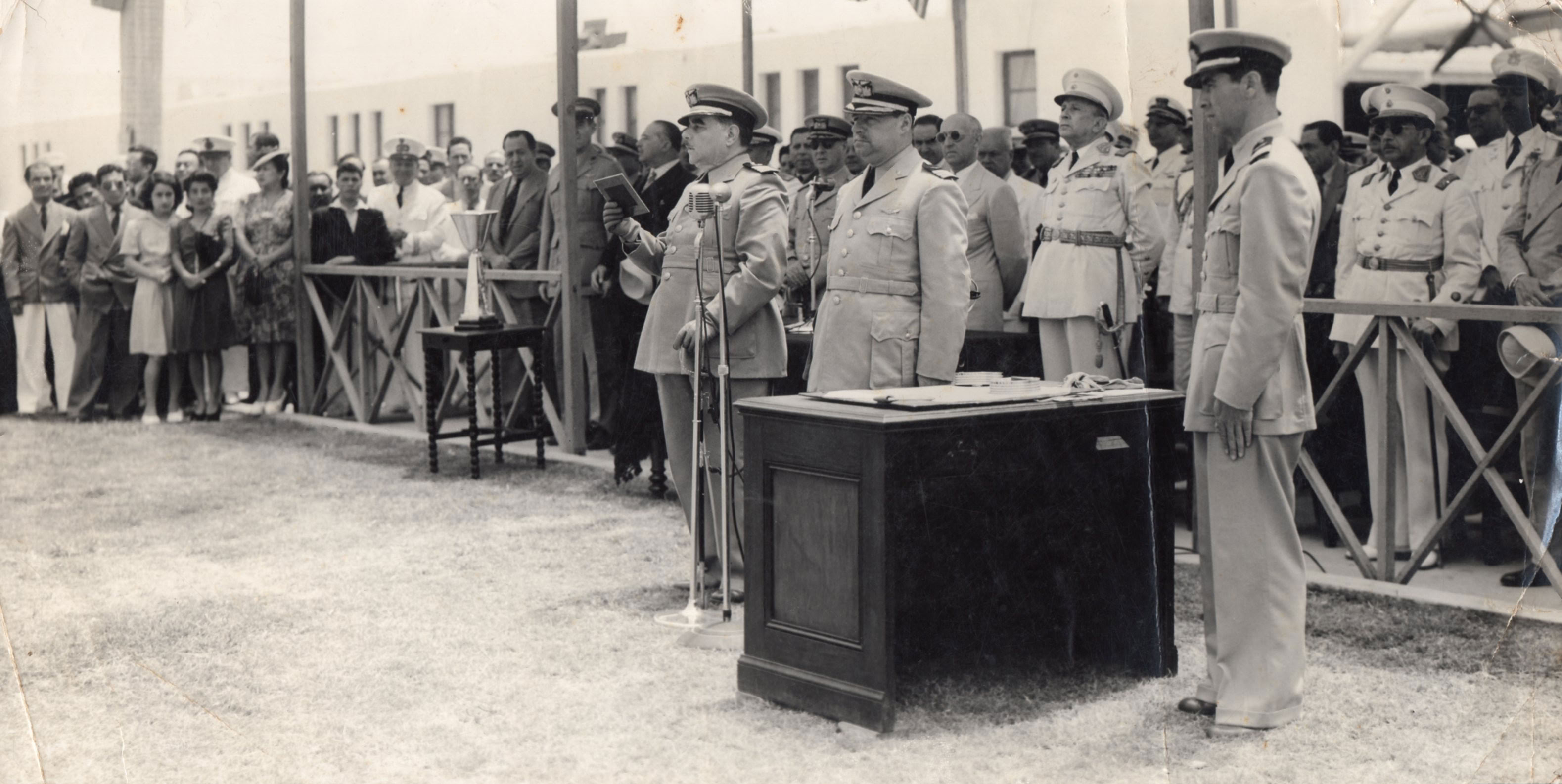 Presidente de la República Manuel Prado Ugarteche en ceremonia con aviadores de la Fuerza Aérea, c. 1945