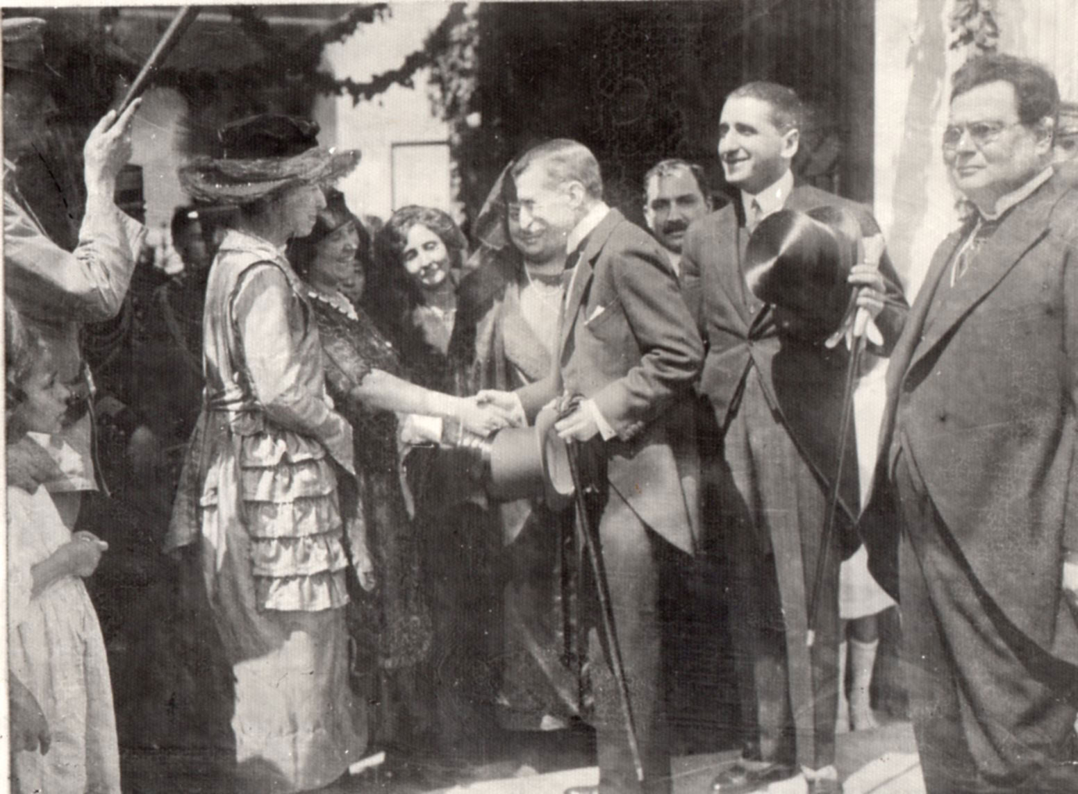 Presidente Augusto B. Leguía saludando a un grupo de damas acompañado del ministro Alberto Salomón Osorio, c. 1926