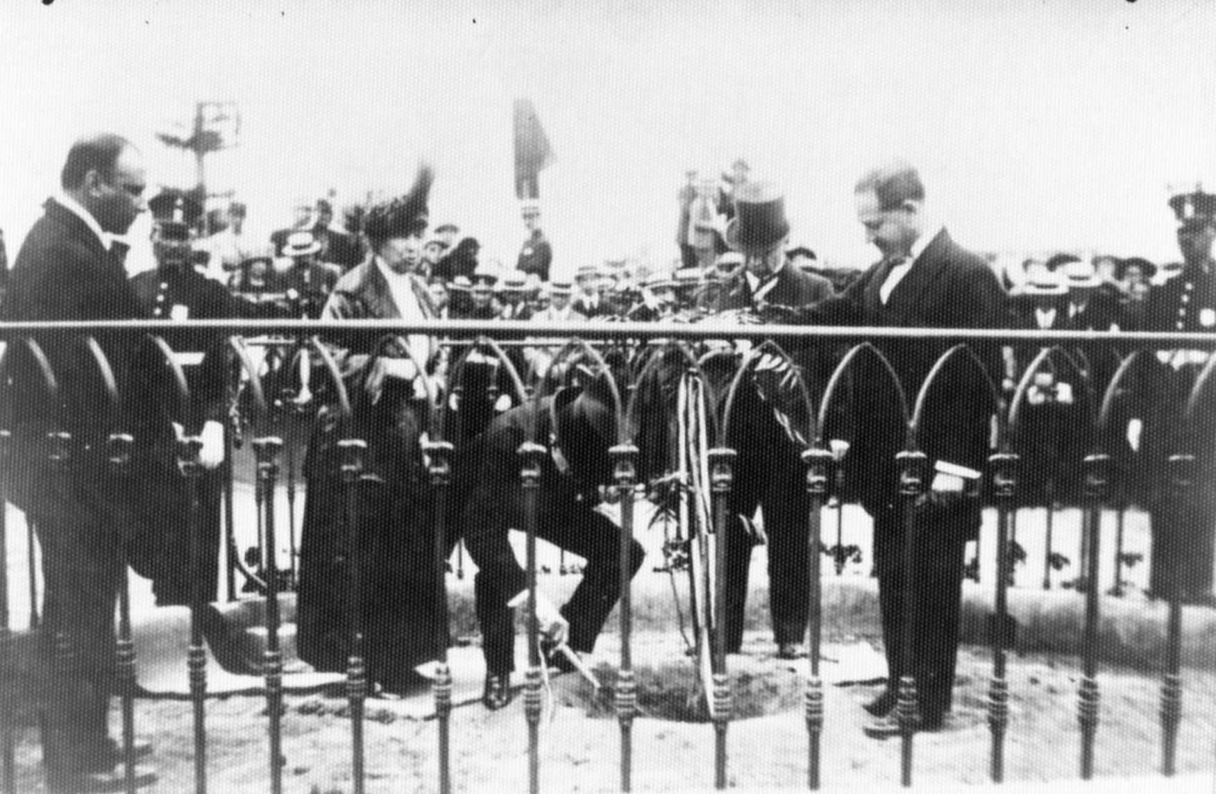 El presidente Augusto B. Leguía colocando la primera piedra de una obra pública, c. 1926