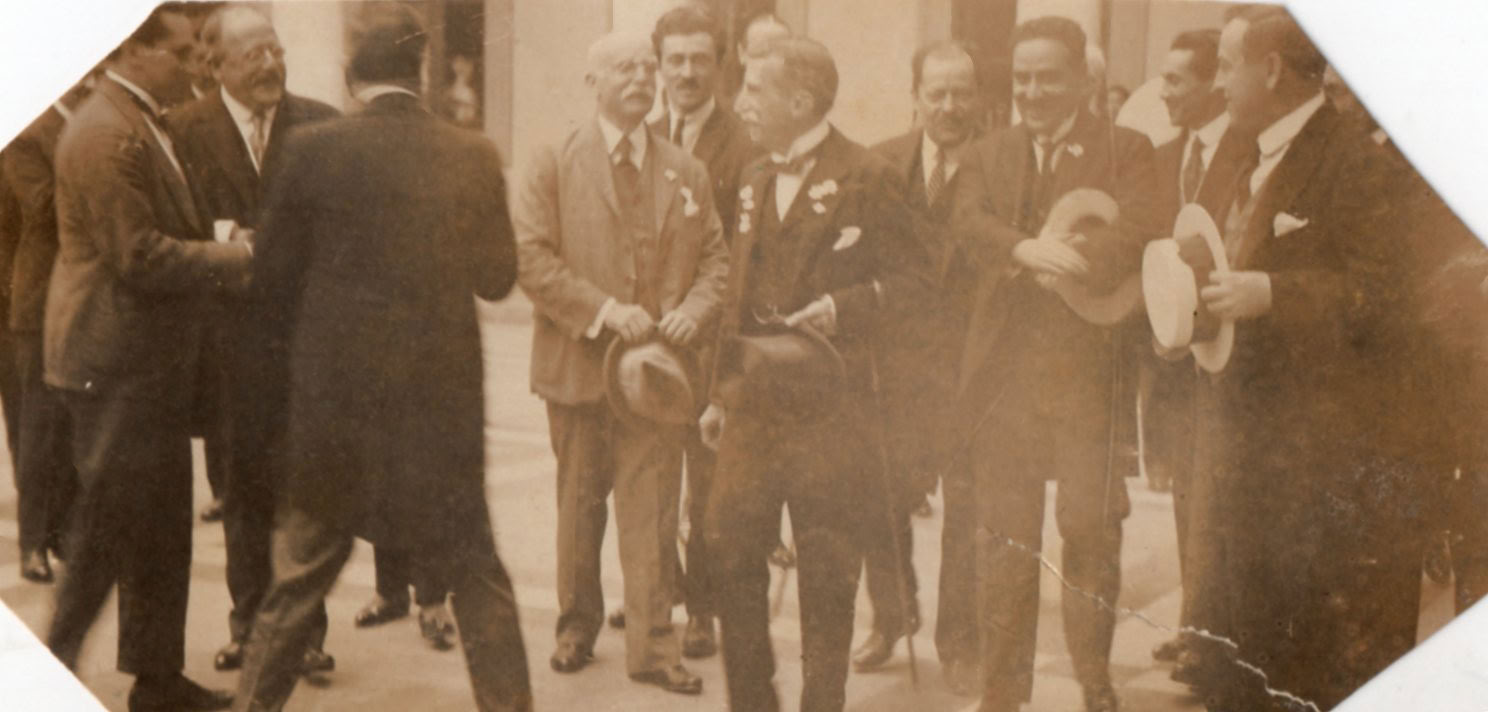 El Presidente Leguía con un grupo de personas, c. 1924
