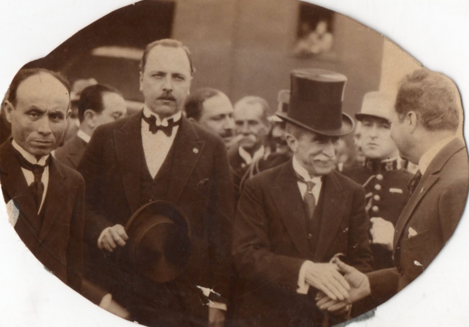 Leguía recibiendo saludos acompañado del alcalde Andrés Dasso c. 1926
