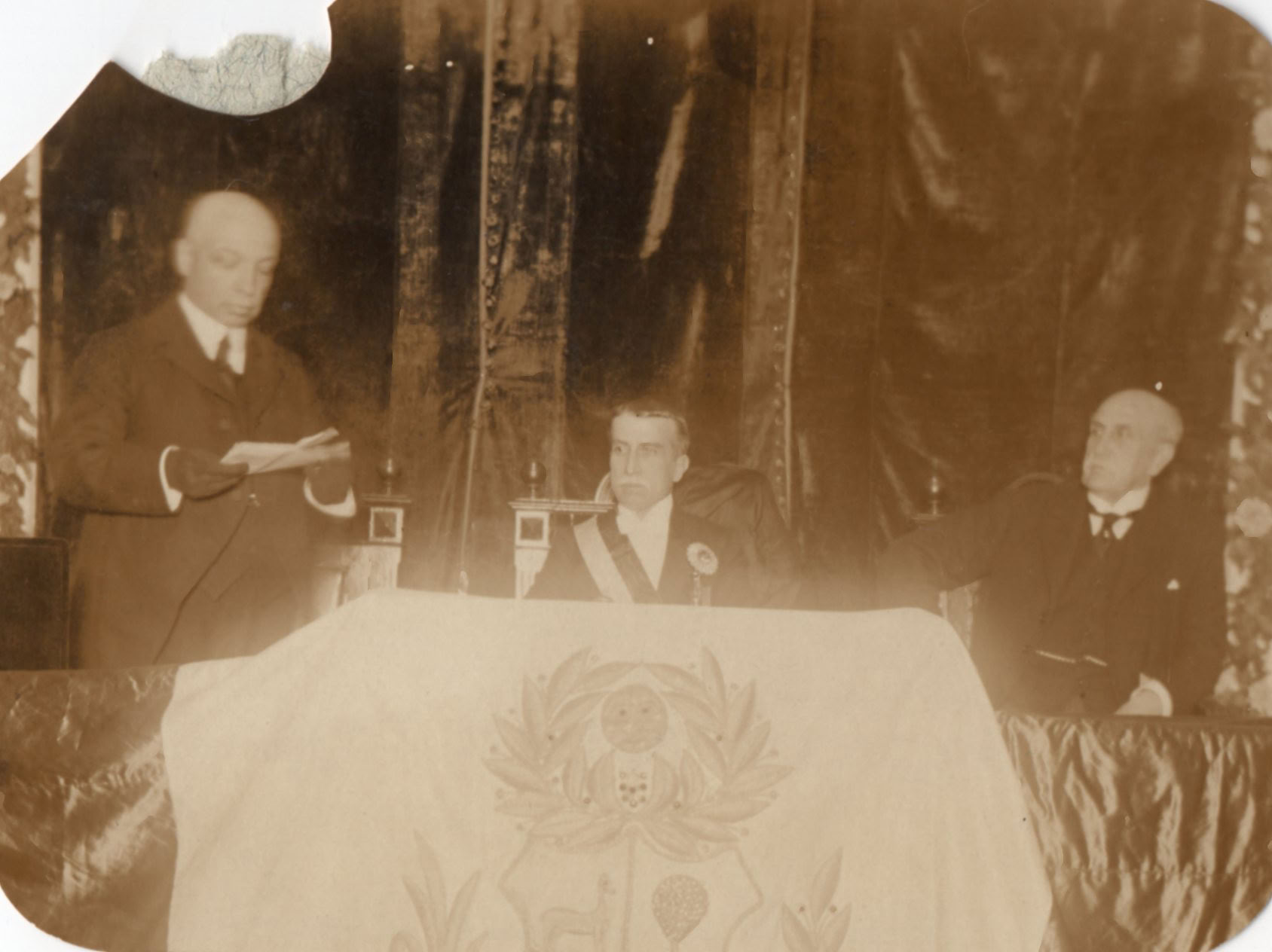 El ministro Pedro José Rada y Gamio dando un discurso ante el Presidente Augusto B. Leguía, c. 1922 