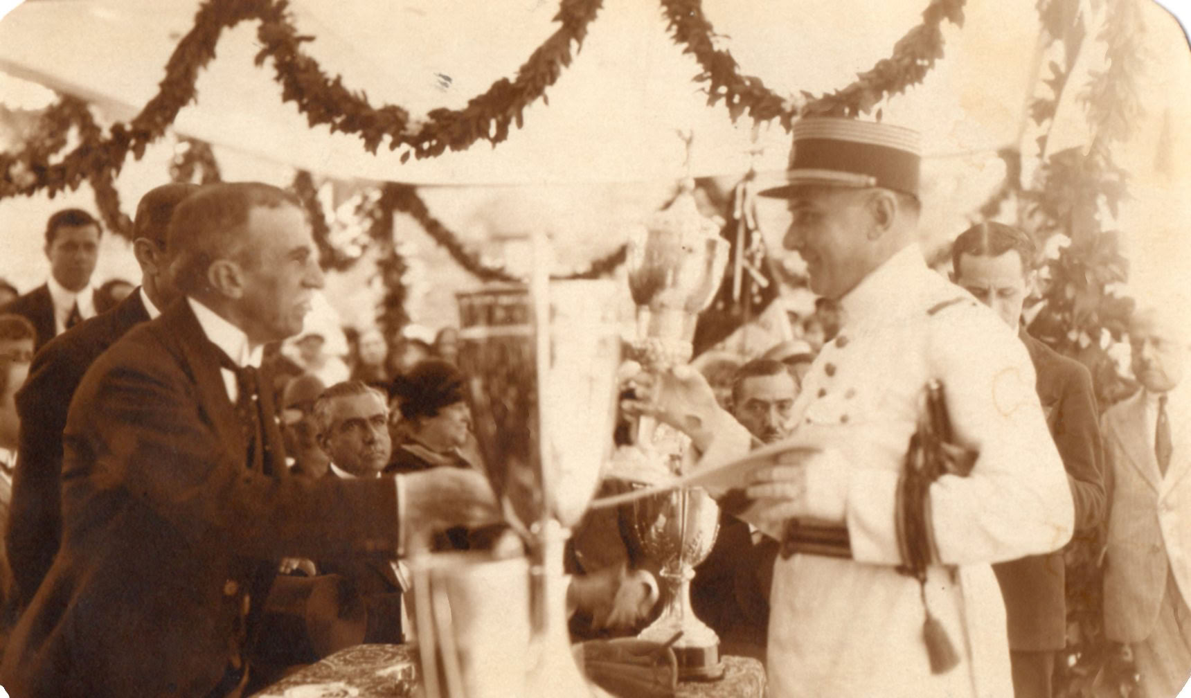 Presidente Augusto B. Leguía entregando diploma y trofeo a un oficial del ejército, c. 1921