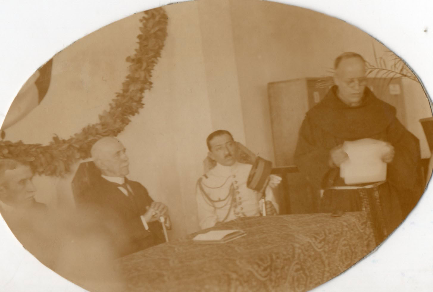  Padre franciscano dando discurso ante el Presidente Augusto B. Leguía, c. 1926