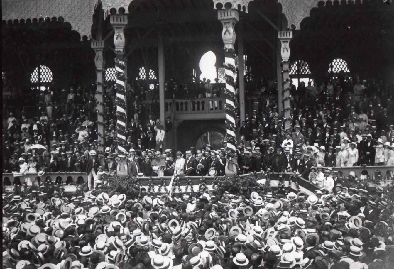 Presidente Augusto B. Leguía con Monseñor Emilio Lisson y Chávez en el Hipódromo de Santa Beatriz, c.1926