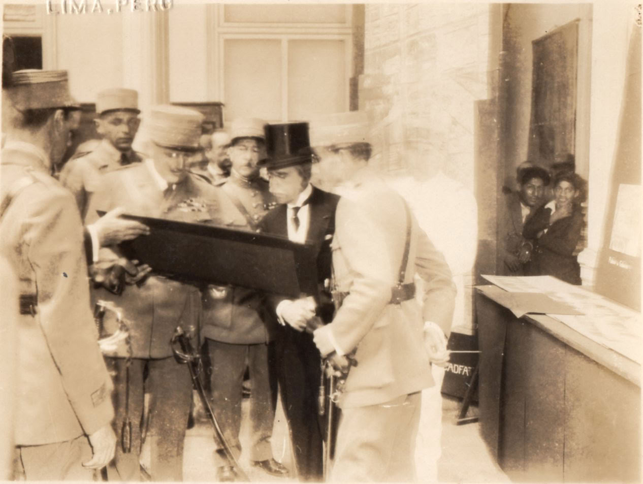 Presidente Augusto B. Leguía observando un cuadro junto con oficiales del Ejército, c. 1926