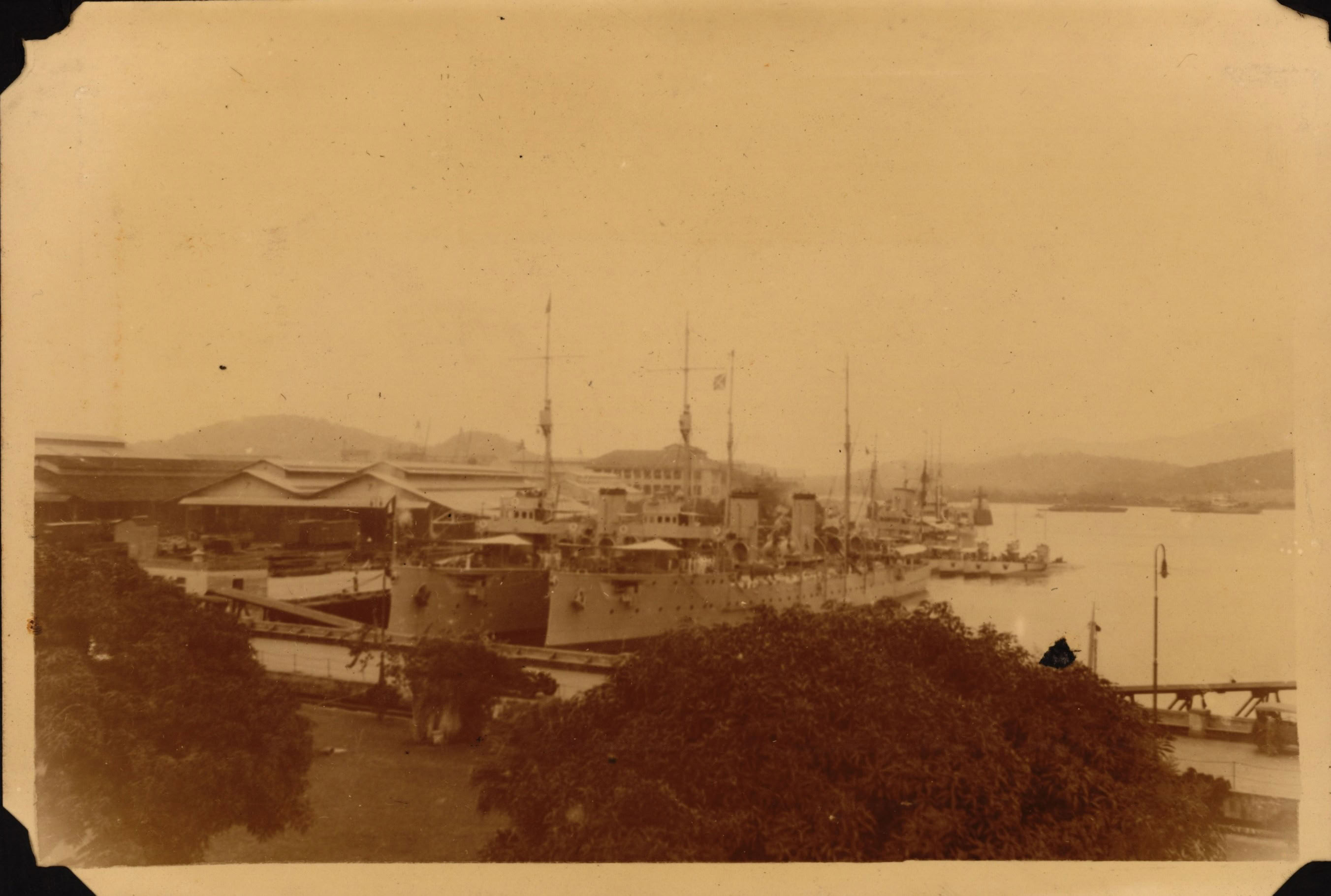 Los cruceros Almirante Grau, Coronel Bolognesi y los submarinos tipo R en Panamá, c. 1935