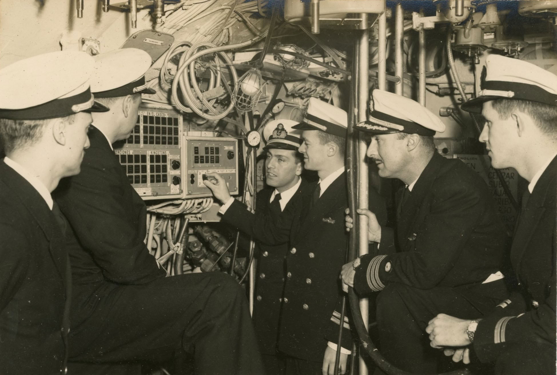 Inspeccionando los interiores del submarino Tiburón, 1953