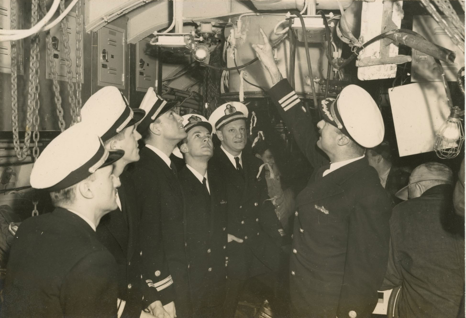 Inspeccionando los interiores del submarino Tiburón, 1953