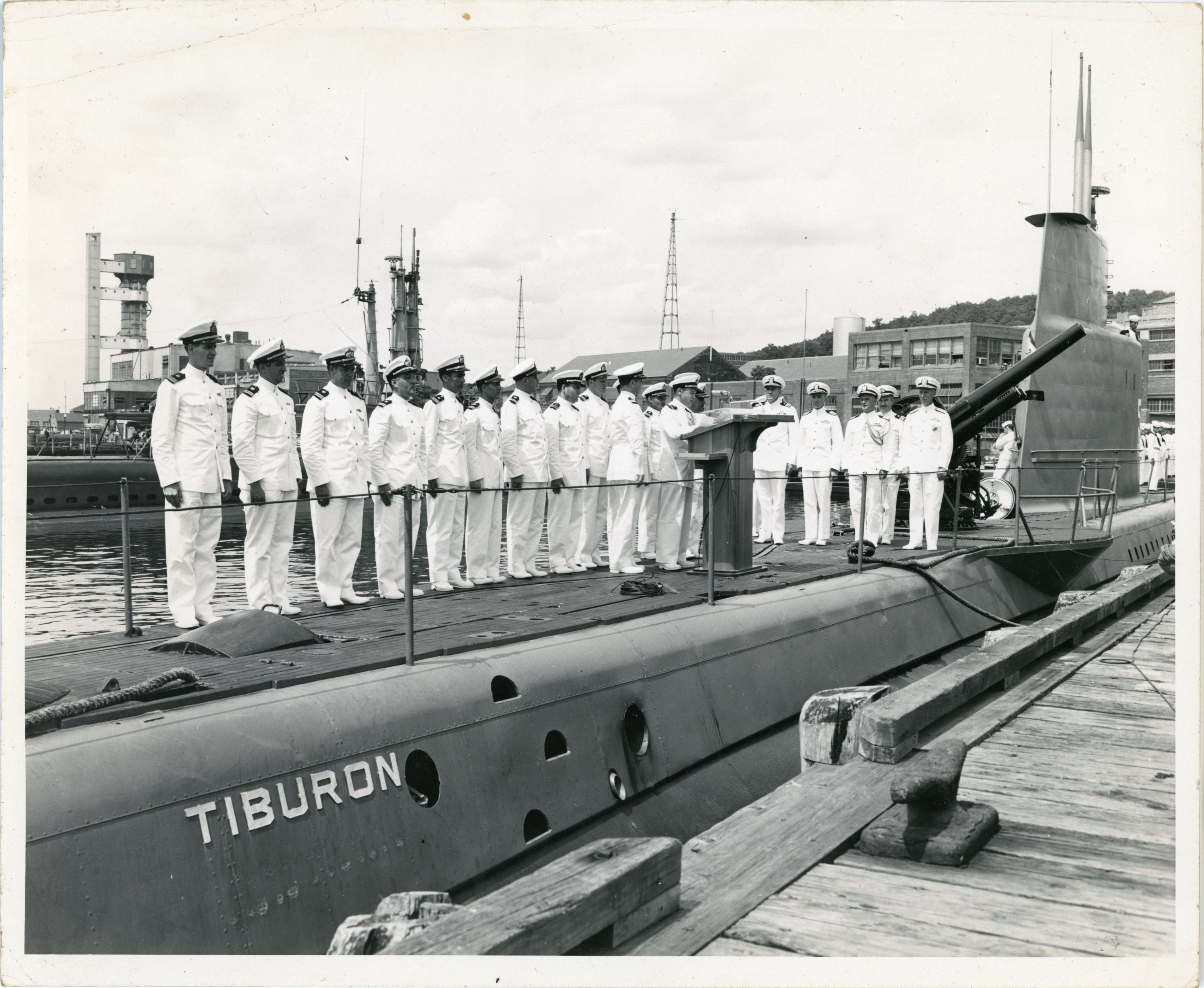 El submarino Tiburón en el muelle del astillero de la Electric Boat, 1953
