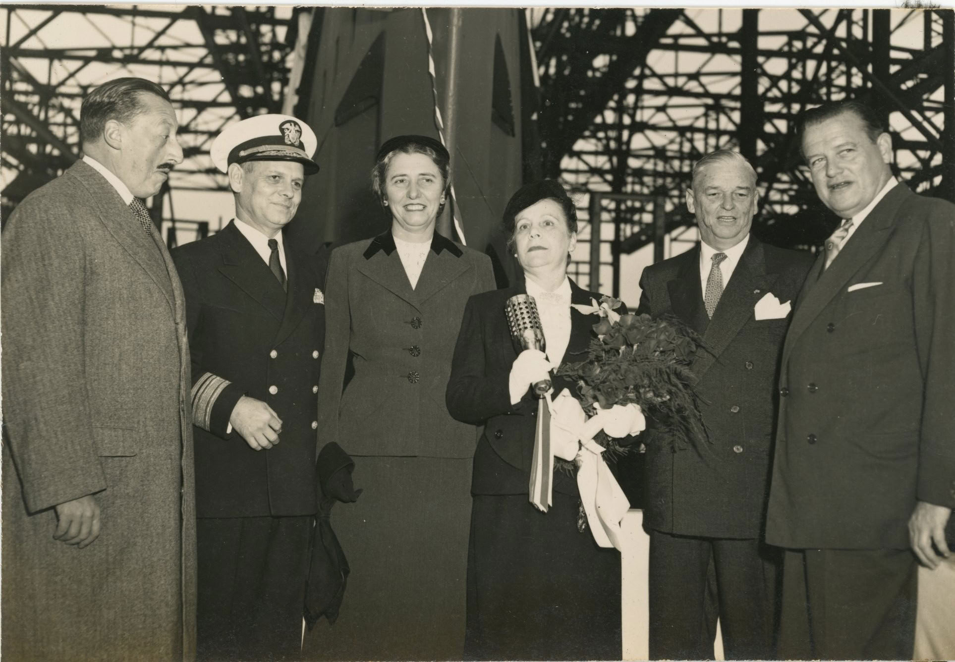 Madrina María Teresa Bravo, esposa del vicealmirante Roque Saldías, previo al lanzamiento, 1953