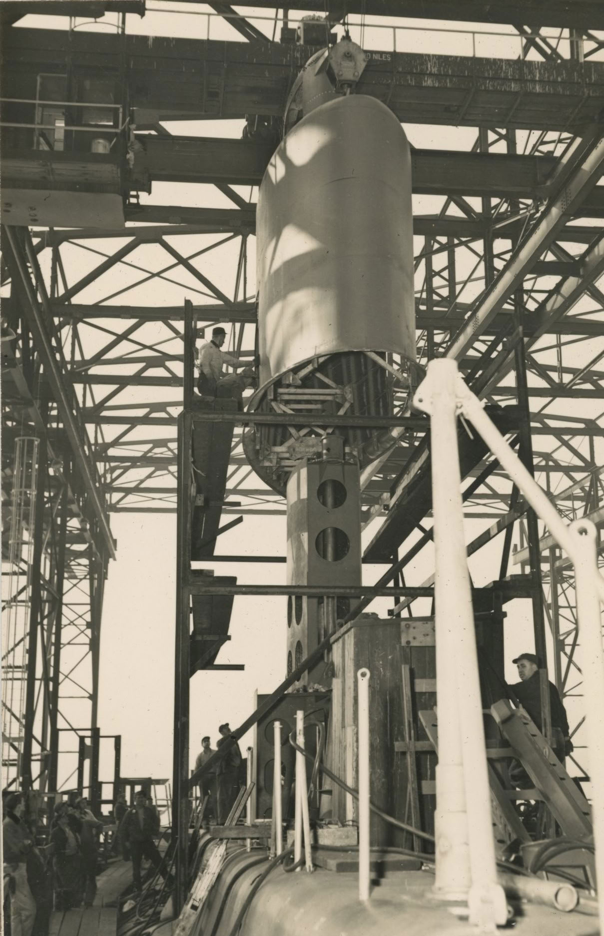 Construcción del submarino Tiburón en los astilleros de la Electric Boat company, 1953