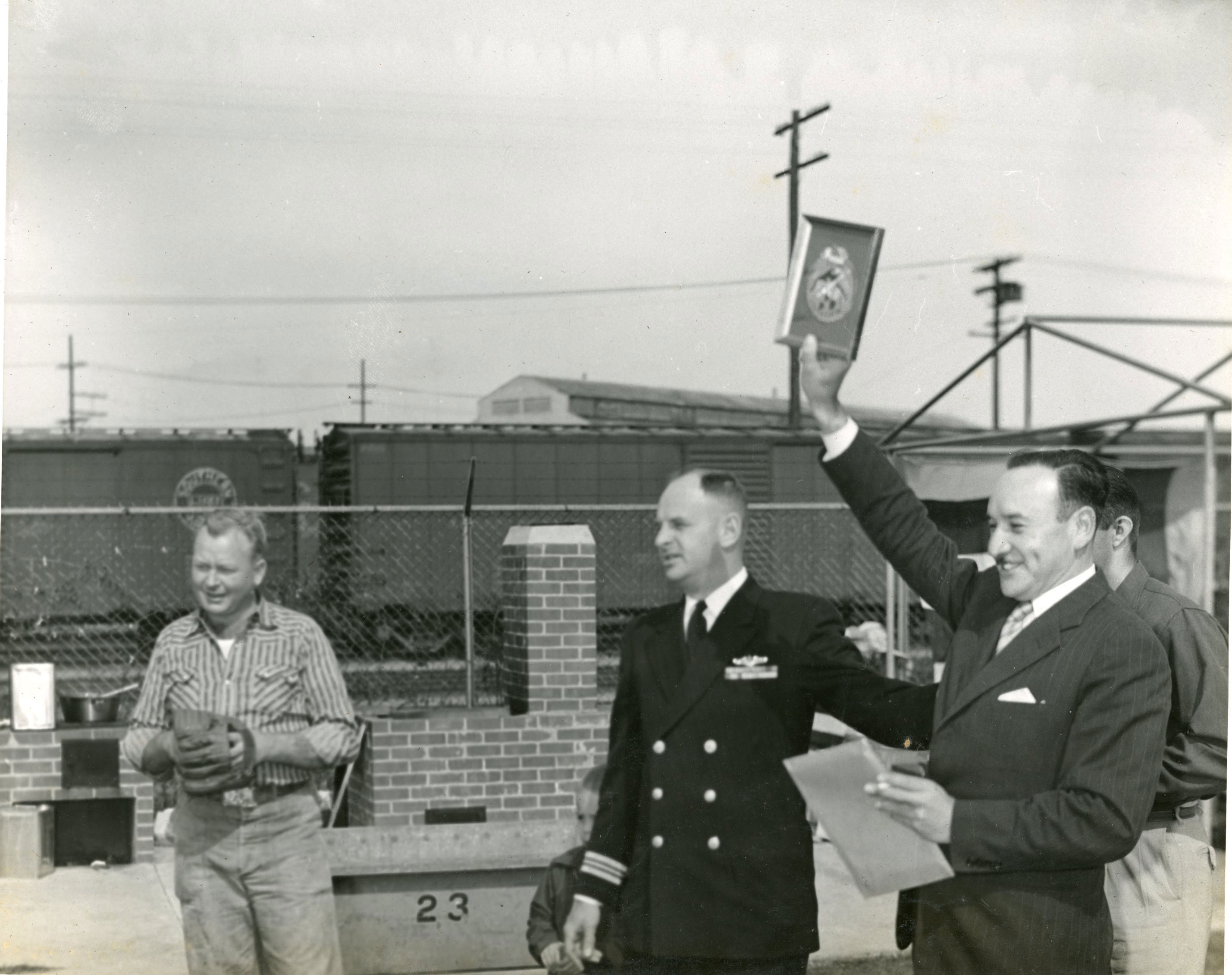 Marino peruano de civil, mostrando recordatorio entregado oficial de la US Navy,, 1953