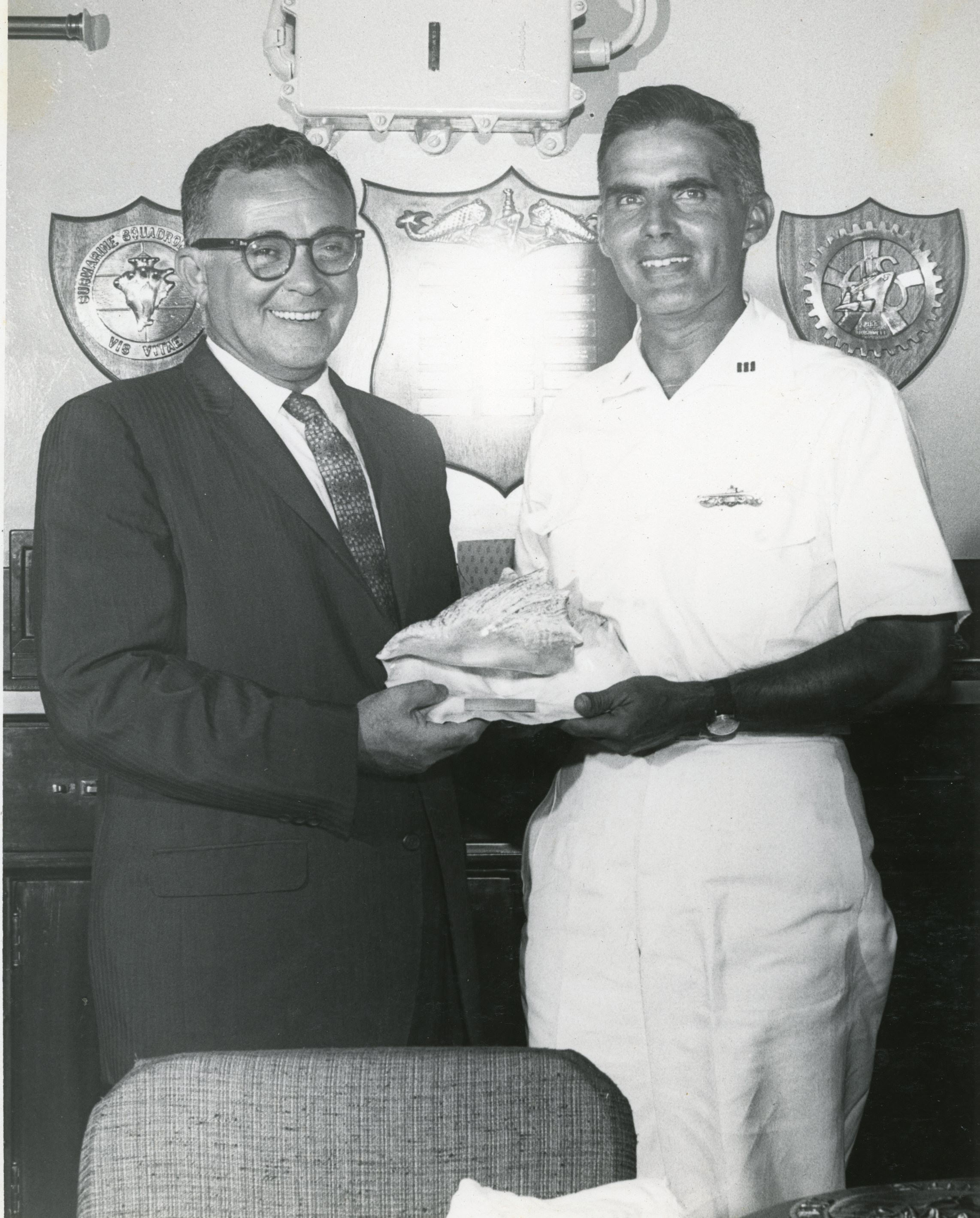 Capitán de fragata Alberto Indacochea Queirolo recibiendo recordatorio, 1959