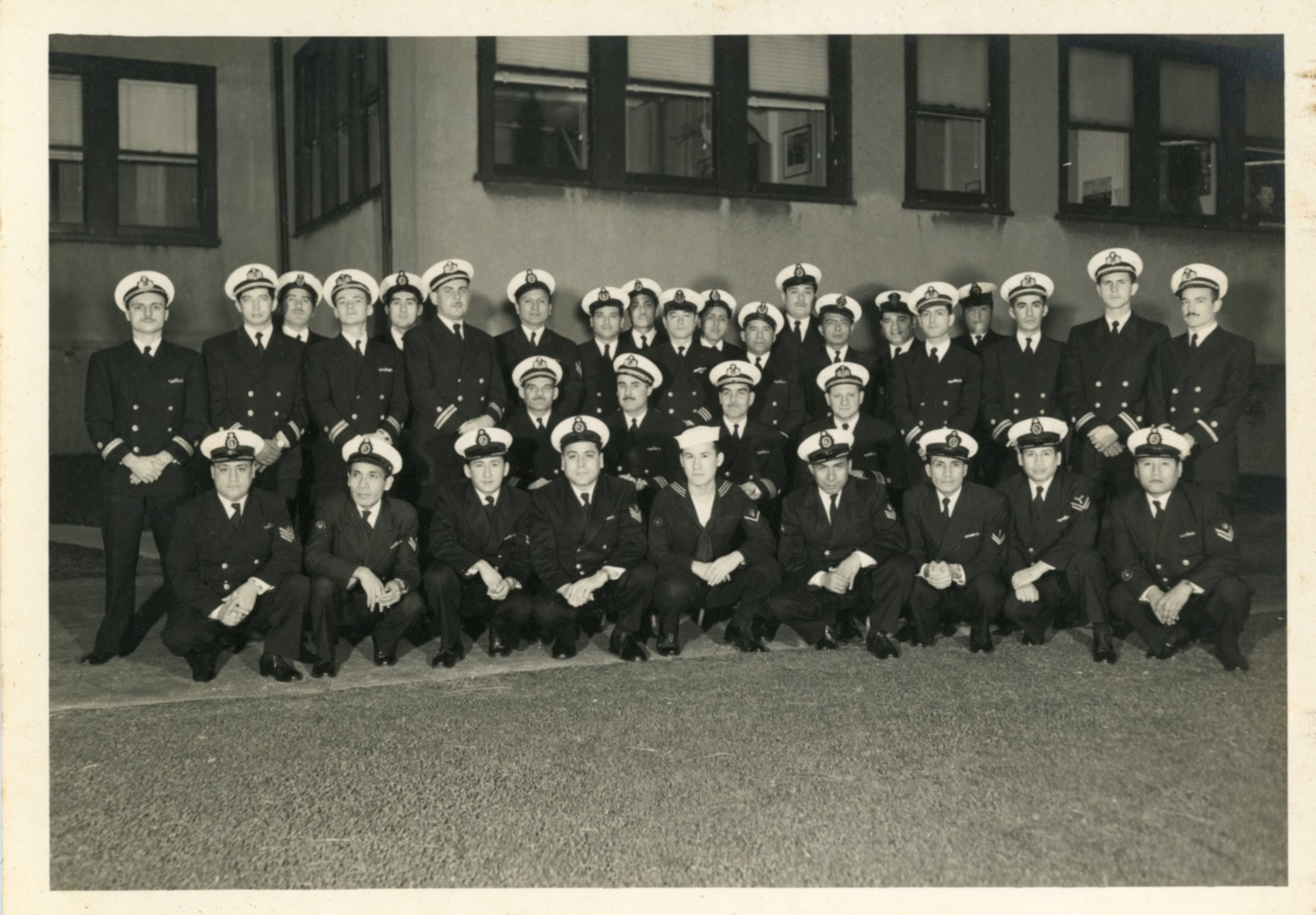 Dotación de los submarinos Lobo y Tiburón con el jefe inspector capitán de fragata Federico Salmón de la Jara, 1953