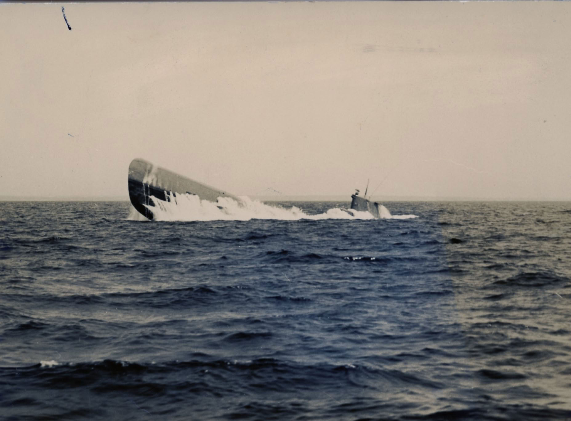 El submarino Tiburón saliendo a superficie, c. 1955