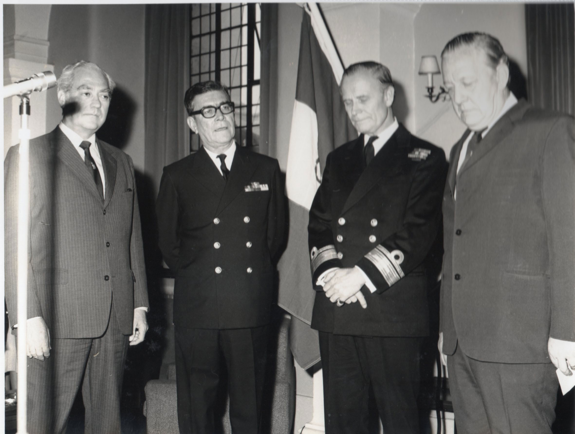 Ceremonia de entrega de la Historia Marítima del Perú a la Royal Navy College, Greenwich, 5 de junio de 1974