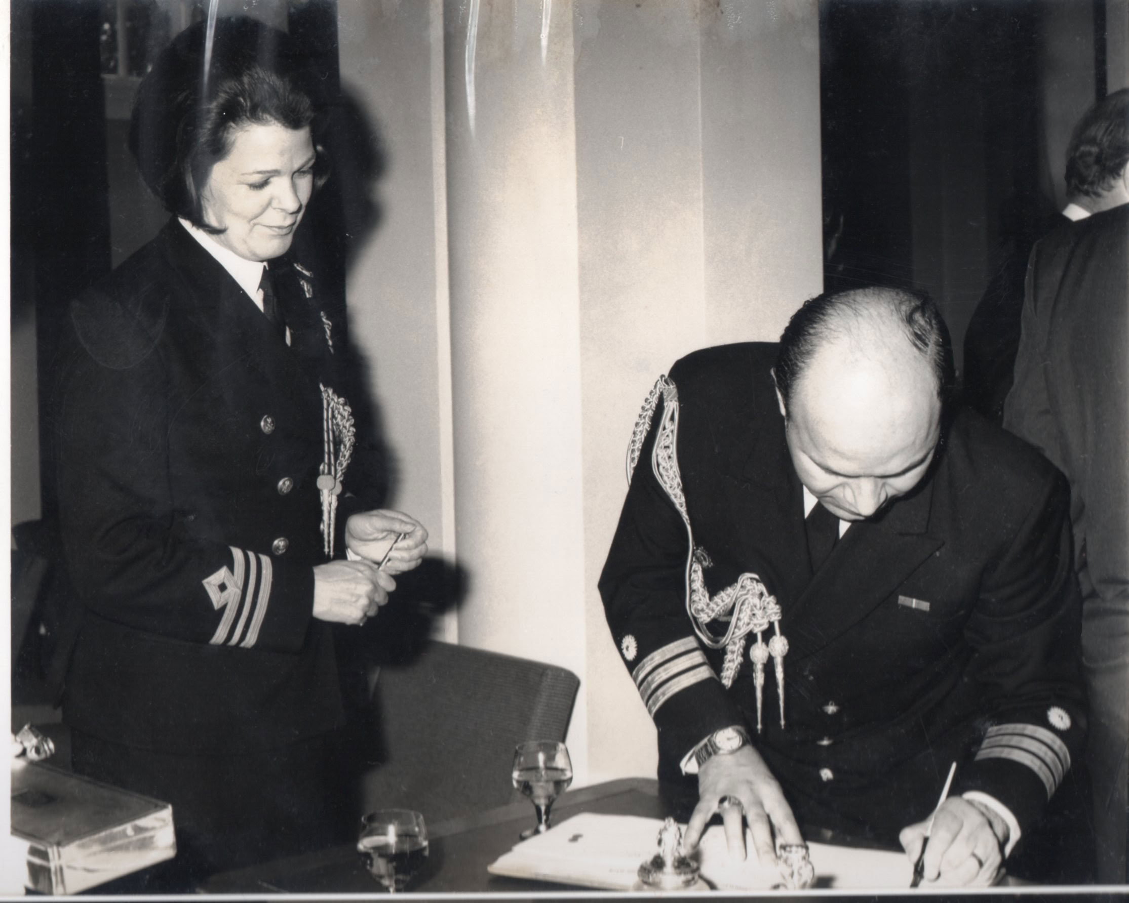 Ceremonia de entrega de la Historia Marítima del Perú a la Royal Navy College, Greenwich, 5 de junio de 1974