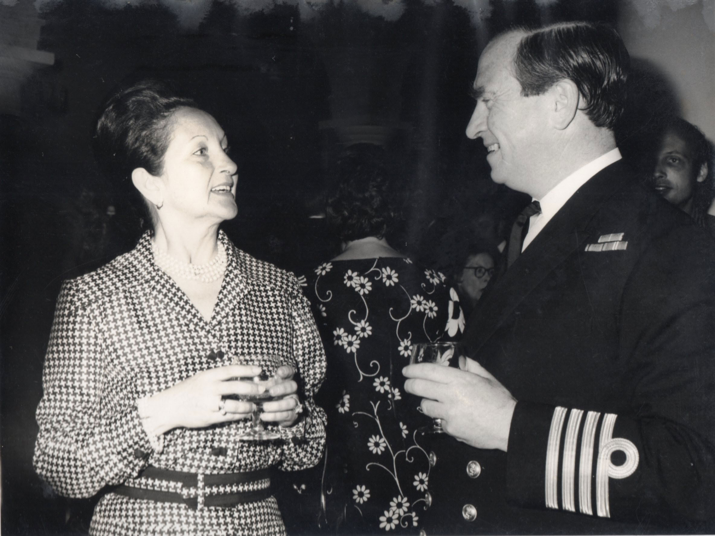 Ceremonia de entrega de la Historia Marítima del Perú a la Royal Navy College, Greenwich, 5 de junio de 1974