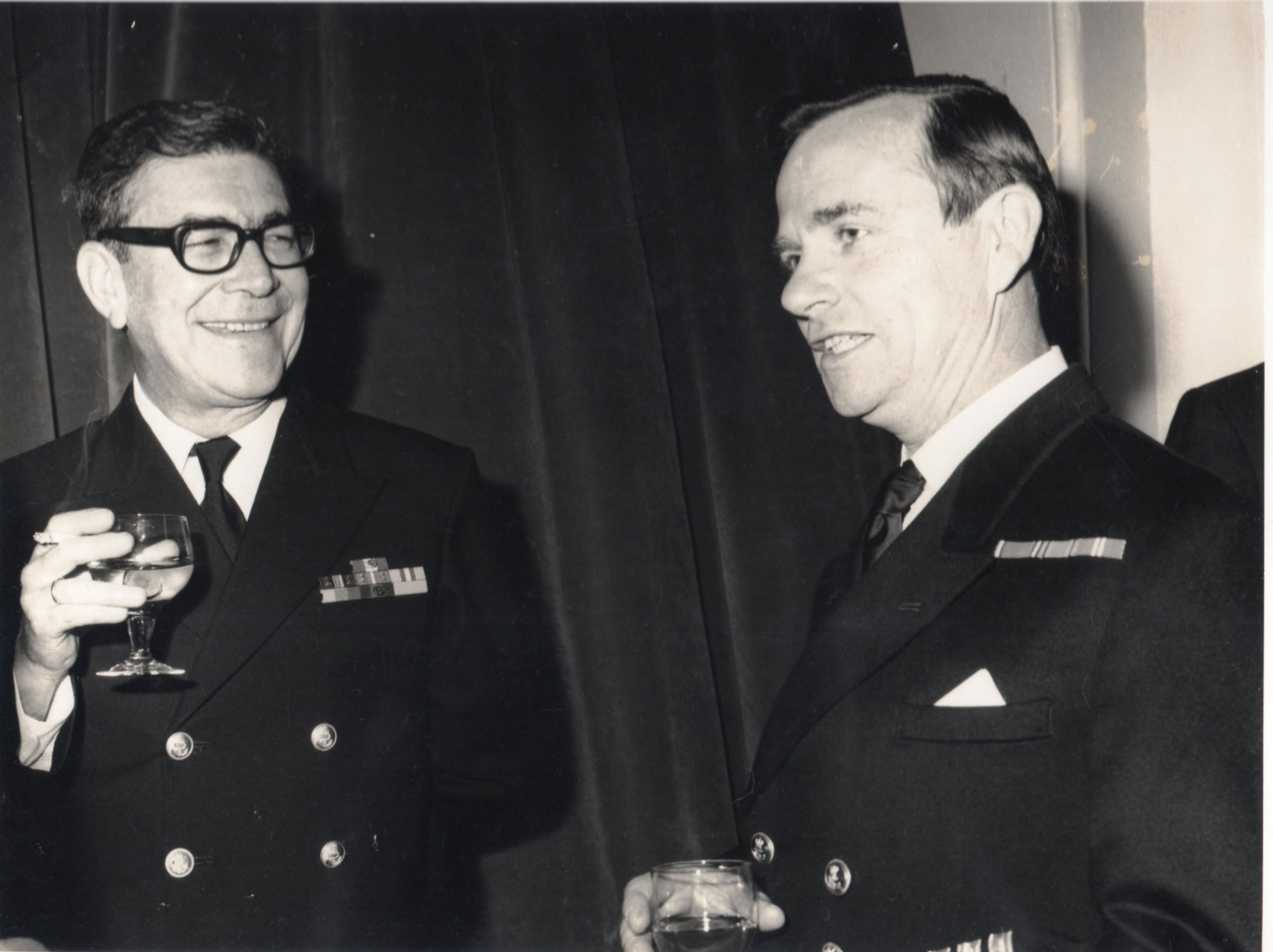 Ceremonia de entrega de la Historia Marítima del Perú a la Royal Navy College, Greenwich, 5 de junio de 1974