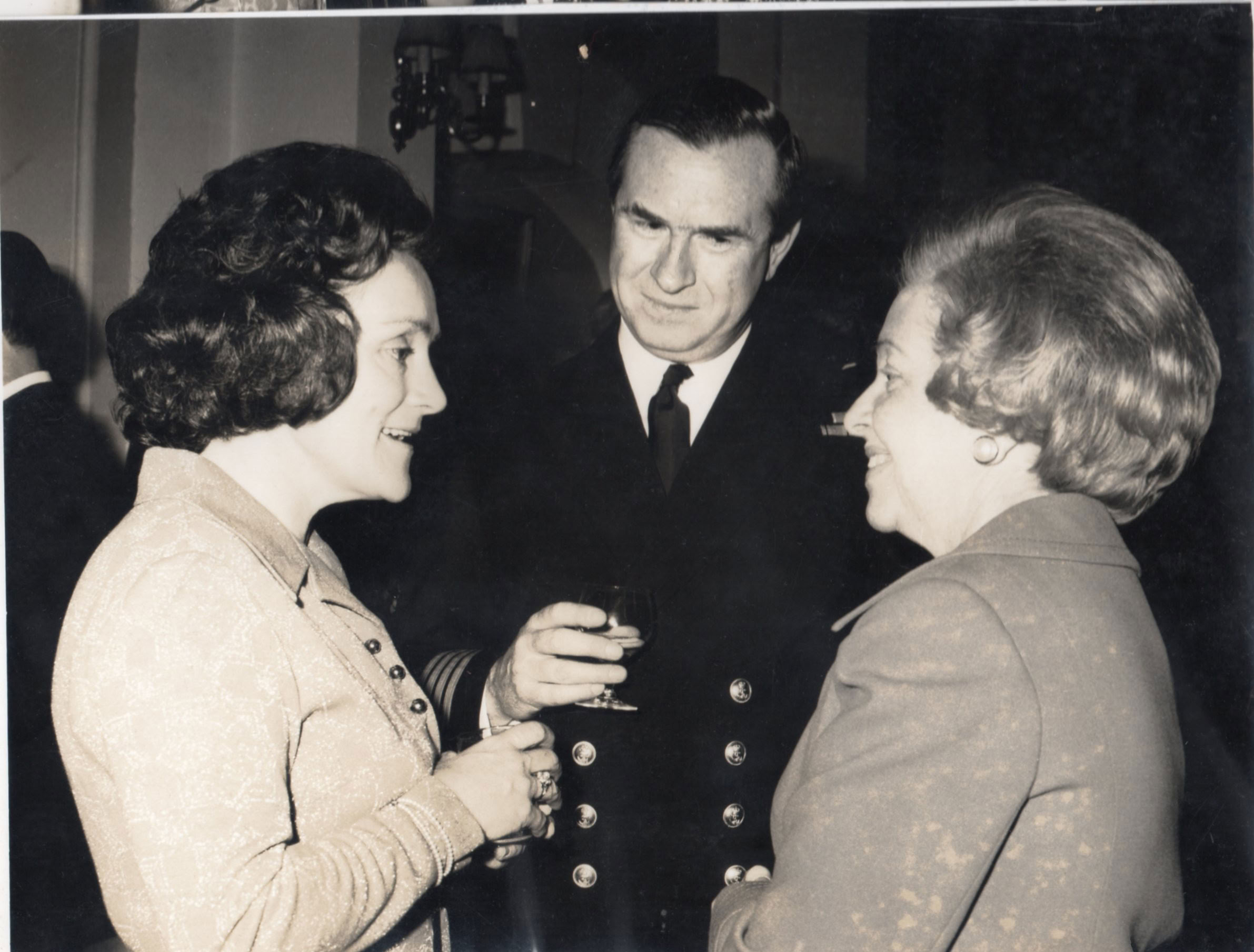 Ceremonia de entrega de la Historia Marítima del Perú a la Royal Navy College, Greenwich, 5 de junio de 1974